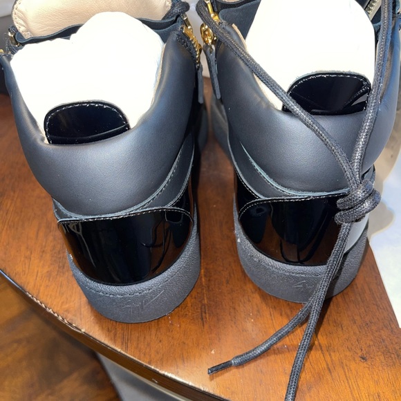 Authentic Giuseppe Zanotti Unisex Leather Zip Sneaker Size 39 - Picture 4 of 12